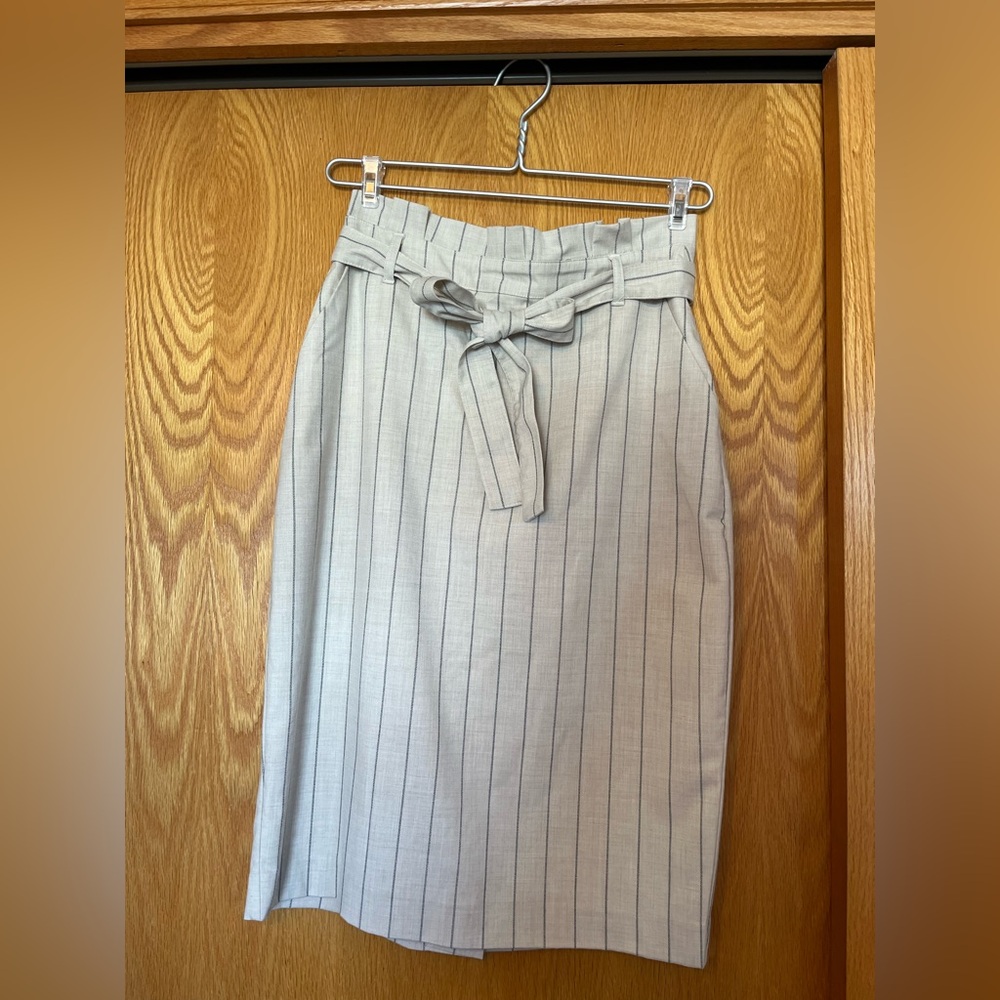 Banana Republic Cream Pinstripe Pencil Skirt w/ Pockets